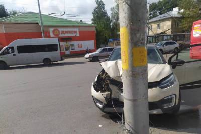 22-летняя рязанка на Renault Kaptur врезалась в столб на улице Островского