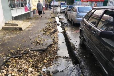 Сильный ливень остановил в Саратове ремонт тротуаров