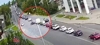 Два автомобиля пострадали из-за «пробки» в центре Петрозаводска (ВИДЕО)