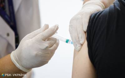 Эффективность COVID-вакцин снижается: эксперты назвали причины