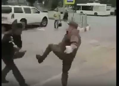 Опубликовано видео драки контрактника с военными полицейскими на Сахалине