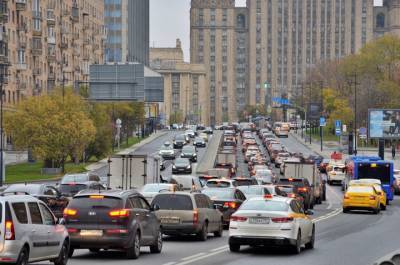 Административные протоколы составили на катавшегося по тротуару в Москве водителя