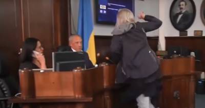 В Черновцах женщина пыталась избить мэра на сессии горсовета