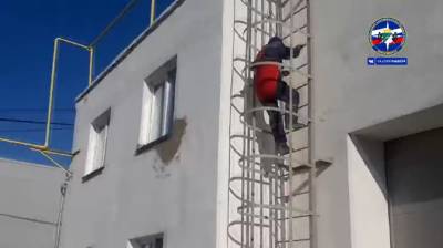 Новосибирские спасатели сняли с крыши 61-летнего работника, которому стало плохо