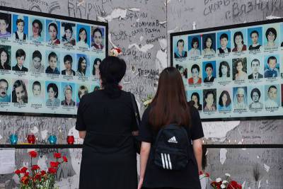 Жители Беслана вспоминают жертв теракта