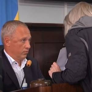 На сессии горсовета в Черновцах женщина пыталась напасть на мэра. Видео