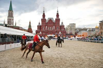 На фестивале "Спасская башня" показали конное шоу