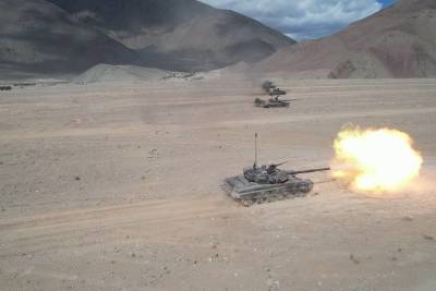 Задействованы Т-72 и Т-90: индийская армия решила провести танковые маневры в спорном регионе Ладакх - в горной местности