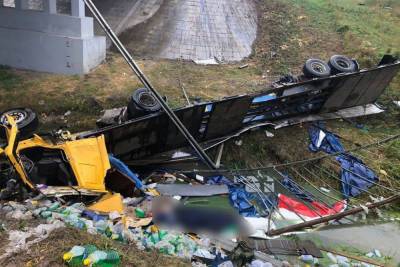 Груженая фура рухнула с моста в Чувашии, водитель погиб