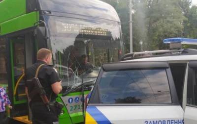 В Харькове троллейбус на полном ходу влетел в авто патрульных: кадры с места ДТП