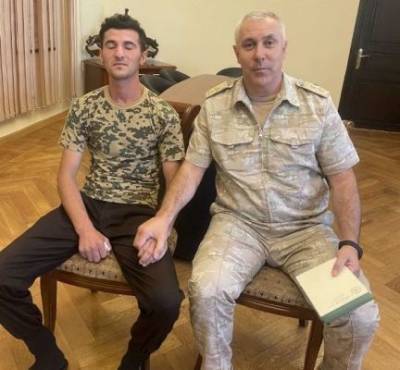 Российский генерал посетил в Степанакерте задержанного азербайджанского военного