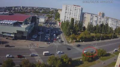 Момент ДТП возле крупного ТЦ в Кемерове попал на видео