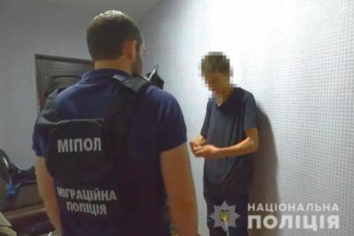 В Одессе извращенец приставал к девочке, пока она ждала маму: его задержали