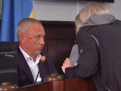"Какую наркоту вы употребляете?". В Черновцах женщина на сессии горсовета пыталась ударить мэра и кричала на депутатов