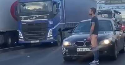 Полуголый мужчина застыл посреди оживленного шоссе в Москве и попал на видео