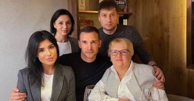 В семейном кругу: Андрей Шевченко проводит отпуск с мамой и сестрой (фото)