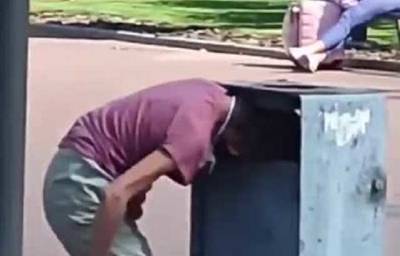 В Одессе мужчина засунул голову в мусорник и застрял: пришлось вызывать спасателей