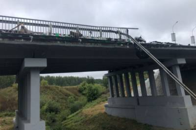 В Чувашии грузовик упал с моста через реку