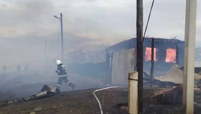В Башкирии огнём охватило два дома и надворные постройки