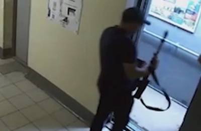 Мужчину застрелили в лифте жилого дома из-за купюр «банка приколов»