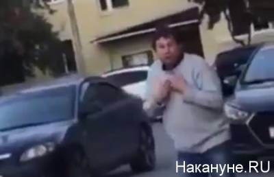Правоохранители проводят проверку из-за видео, на котором подозрительный мужчина зазывал девочек в парк - nakanune.ru