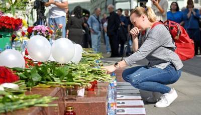 Москвичи почтили память жертв теракта на площади перед Театральным центром