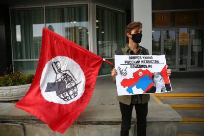 В Екатеринбурге нацболы провели пикет в поддержку русских в Казахстане