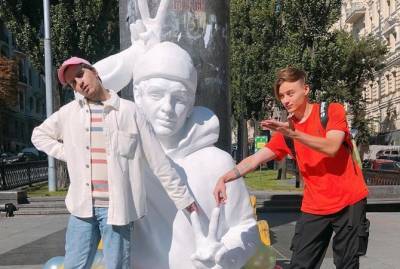 В Киеве открыли "первый в мире памятник видеоблогеру" - на месте, где стоял Ленин