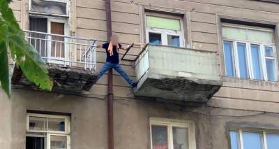 Попытка суицида в Ереване: мужчина собрался спрыгнуть с четвертого этажа здания – видео