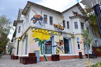 Фасад дома в Белгороде украсили рисунки пчел