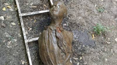 В воронежском парке при перекладке труб нашли фрагмент довоенной скульптуры пионера