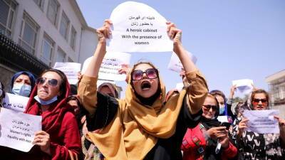 Афганские женщины вышли на митинг у президентского дворца в Кабуле