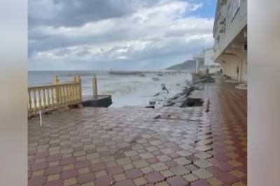 В Сочи во время шторма часть набережной смыло в море