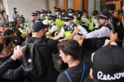 Полиция Лондона начала задержания на митинге противников вакцинации