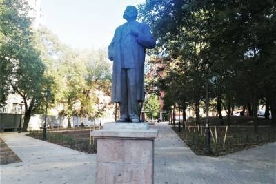 Памятник Максиму Горькому вернули в Садовый сквер Выборга
