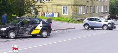 ДТП с участием автомобиля такси произошло в Петрозаводске, есть пострадавший (ВИДЕО)