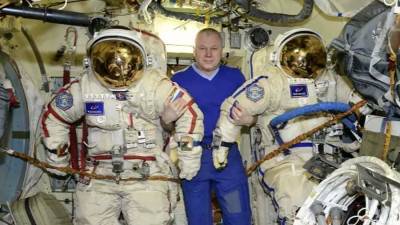 Российские космонавты приступили к выходу в открытый космос