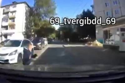 Момент наезда на ребенка в Твери попал на видео