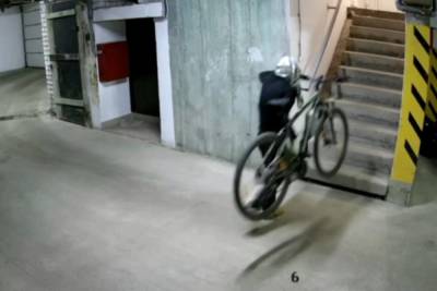 Серийный похититель велосипедов в Твери засветился на видео