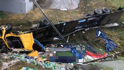 Грузовик рухнул с моста в Чувашии