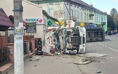 На Львовщине грузовик въехал в магазин: четверо погибших