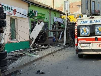 Во Львовской области грузовик врезался в магазин, погибло четверо человек