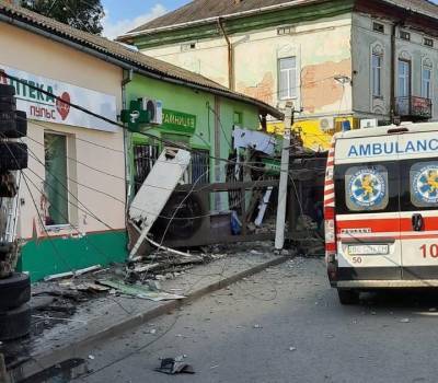 Жуткая авария во Львовской области: водитель грузовика въехал в магазин, четыре человека погибли