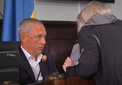 В Черновцах женщина напала на мэра во время сессии горсовета: Вы меня достали!
