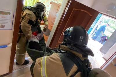 Пожарные потренировались эвакуировать из «горящего» дома-интерната старушек