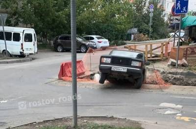 В Ростове легковушка нырнула в траншею