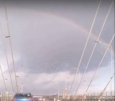 После дождя над Петербургом заметили радугу