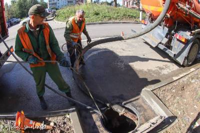 В Смоленске активно чистят ливневую канализацию