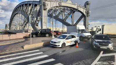 В Петербурге у Большеохтинского моста произошло серьезное ДТП