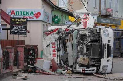 На Львовщине грузовик въехал в магазин: погибли четыре человека